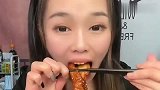 香辣大肠吃得太香了，萱儿吞咽的样子好实诚呀，你们觉得呢？
