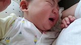6个月小宝宝在妈妈身上蹭来蹭去，极其痛苦，这到底是在睡觉吗