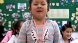 坚强的小女孩独自上学，妈妈在孩子身后默默付出
