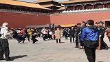 老外现场看兵哥哥们，下一幕这个动作，超级值得赞！