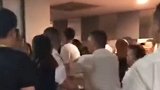 哈尔滨一餐厅开业打折 顾客太多撞碎玻璃被警方要求整改停业