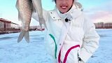 冰天雪地里钓鱼很冷，但是很暖人心