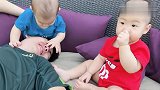 可爱双胞胎宝宝：爸爸你就安心睡觉吧,我们和你的鼻孔玩就行了！