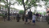 草人恶作剧，男子伪装成草人恶搞路人，路人纷纷被吓