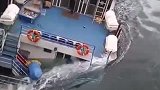 日本渔船撞上桥墩沉没的全过程，只有一个幸运儿逃出！
