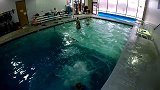 全球最恐怖的游泳池 离地12米 游着游着就没影了