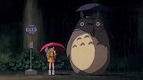 龙猫：小月教龙猫打伞，龙猫一脸乖巧，这一大一小简直萌化了
