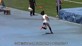 日本高中生田径比赛，比赛时她做了奇怪的动作，结果赢了