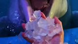 为什么要给白鲸喂冰块