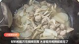 天冷了，小猫用一把蘑菇和萝卜一起做成汤，营养味美，孩子特爱吃