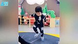 吴京7岁儿子罕露面，手舞足蹈跳选秀舞蹈，头发太乱显邋遢