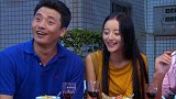 为了早日喝下喜酒，大家一起碰杯，其乐融融