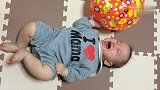 7个月的宝宝躺在地上哭闹，这一身肉肉太养眼了，好可爱的娃