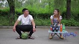 搞笑剧：美女卖饮料，小伙卖西瓜，看他们如何半小时内把东西卖光