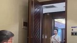 女生参加闺蜜订婚宴，闺蜜直接把她安排在男生那桌，表情亮了