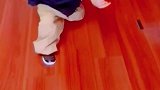 三岁小孩独自在家练螳螂拳，还有模有样