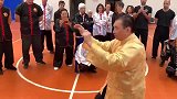 中国太极大师在罗马传授单推手，轻松推走外国壮汉