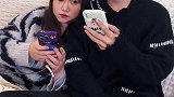 情侣在一起玩手机，两个人一只眼睛看一个