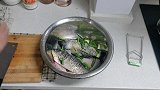 韭香鲫鱼经典做法，鱼肉滑嫩韭香十足，汤汁下面条过瘾