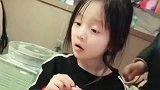 小女孩在干嘛呢，十分的认真