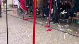 第一次喝喜酒，看见有人脱鞋吃饭的