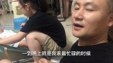 这个女人跟了他十多年，帮他生育了四个娃，今晚竟然在他怀里撒娇