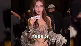 杨颖活动又出撑伞神图，俩保镖护送娇羞又灵动，染棕发美成洋娃娃