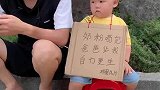 若不是家境贫寒，断不能让我两岁的儿子，这么热的天感冒了还出来