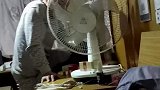 丈夫醉酒后迷迷糊糊，不仅睡窗台还拿烟盒充电