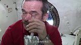 在太空中如何吃饭睡觉？外国宇航员亲身示范，看完有点想笑！