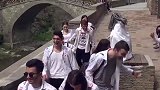 小哥的路子太野了，居然打扮成这样吓唬路人