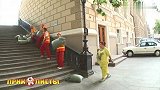 工人运输重物砸到路人身上，路人气得直接和工人干架