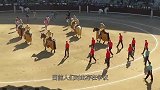 男子作死在铁笼中挑逗公牛，不料公牛钻进笼子，男子瞬间被顶飞