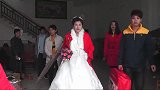 广西一帅哥结婚，带着新娘去拜祖屋，让老祖宗也高兴高兴