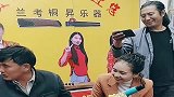 袁庆盯着大衣哥弹古筝，想跟大衣哥学习，拉倒吧他才学会没几天