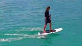 国外小伙发明电动冲浪板，让你体验在水上御剑飞行的感觉