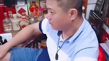 雪纳瑞进小店偷吃被发现，趁着没人注意叼一包烟就跑，太可爱了！