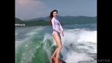 美女冲浪！身材若隐若现 这大长腿也太完美了