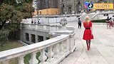 金发小姐姐黑丝袜点缀红色高跟鞋搭配红色连衣裙，室外散步真美！