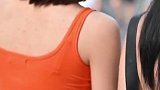 街拍街头美女姐妹花：橙色T恤背心展示腹部肌肉马甲线的小姐姐