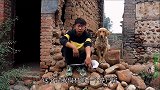 小伙探险几十年前的停尸房，金毛在墙边发现有燃烧的香，咋回事？