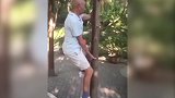 一看就是健身好手 大爷核心力量了得