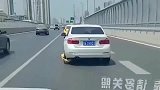 这司机真是个狠人，搞笑了