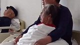 老母亲生病，儿子在病床上抱住她。你陪我长大，我伴你变老