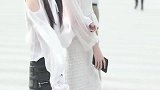 街拍潮流女神，白衣服小姐姐是个北京的校花