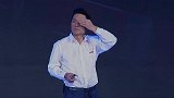 百度CEO李彦宏演讲中遭现场泼水，调侃发展AI会遇到挫折