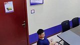 消防员不小心从椅子上摔倒