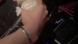 力气不够只能手刹来凑，这样开柚子果然很省劲，就是有点搞笑