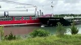 惊险！两艘货轮在加拿大运河上迎面相撞 瞬间撞击轰鸣声震耳欲聋