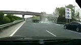 高速码，这宝马突然就并线过来了，行车记录仪拍下惊险一幕